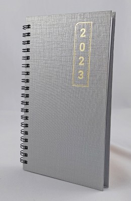 Agenda de buzunar datata 2023 cu coperta argintie, cu an imprimat cu folio auriu, legare cu spira metalica neagra. Poza 1349