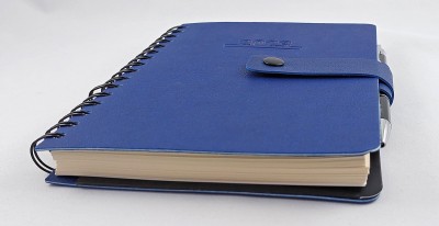 Agenda A5, 15 x 21 cm, datata 2023, cu o zi lucratoare pe pagina, 360 pagini, cu coperta flexibila premium din piele ecologica albastra cu clapa, inel pix si buzunar interior. Poza 1634
