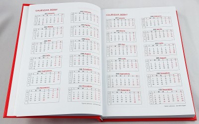 Agenda B5, 17 x 24 cm, datata 2023 cu o zi lucratore pe pagina, 360 pagini, coperta buretata rosie imprimata cu folio auriu si bloc cusut. Poza 1811