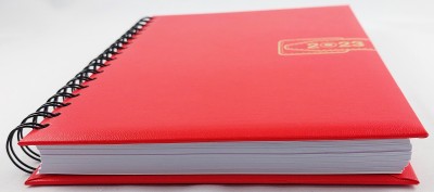 Agenda B5 datata 2023 cu o zi lucratoare pe pagina, 360 pagini, coperta buretata rosie, legata cu spira metalica. Poza 1839