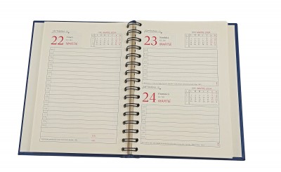 Agenda A5 datata 2024, 360 pagini, o zi lucratoare pe pagina, coperta buretata albastra cu spira semiascunsa. Poza 1986