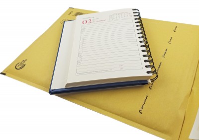 Agenda A5 datata 2024, 360 pagini, o zi lucratoare pe pagina, coperta buretata albastra cu spira semiascunsa. Poza 1989