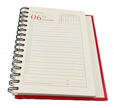 Agenda A5 datata 2024, 360 pagini, o zi lucratoare pe pagina, coperta buretata rosie, legata cu spira semiascunsa neagra. Poza 1999