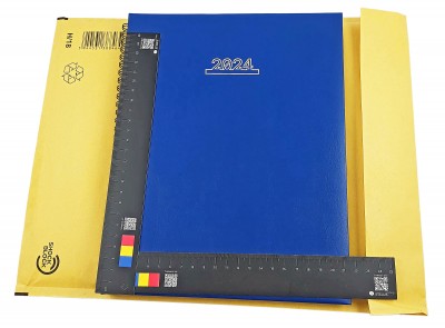 Agenda A4, datata 2024, cu 152 pagini, coperta buretata albastru royal cu spira metalica neagra semiascunsa. Poza 2003