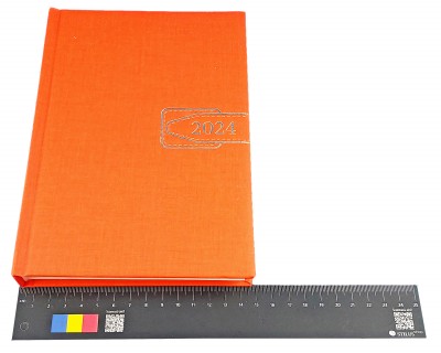 Agenda A5 datata 2024, format 15 x 21 centimetri, 360 pagini, o zi lucratoare pe pagina, coperta buretata de culoare portocalie, cu bloc cusut. Poza 2863