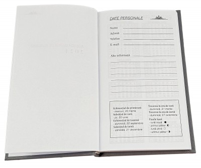 Agenda de buzunar, datata 2024, format 9,5 x 16,5 cm, cu 120 pagini,  coperta de culoare gri deschis, bloc cusut. Poza 2884