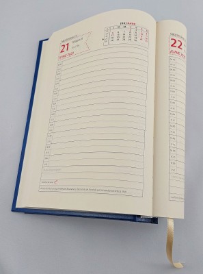 Agenda A5 datata 2023 cu o zi pe pagina, bloc cusut, coperta buretata albastru royal. Poza 879