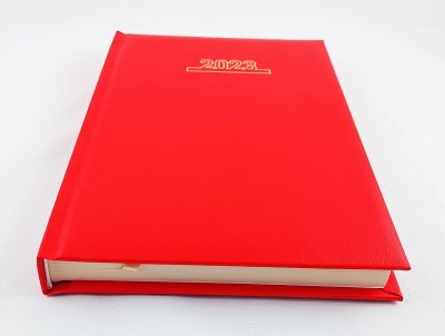 Agenda A5 datata 2023 cu o zi pe pagina, bloc cusut, coperta buretata rosie. Poza 896